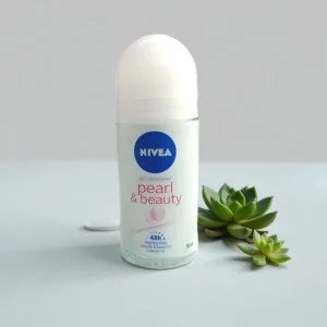 Nivea Pearl & Beauty Roll-On – 48 órás védelem és gyöngyházfényű ragyogás 50 ml