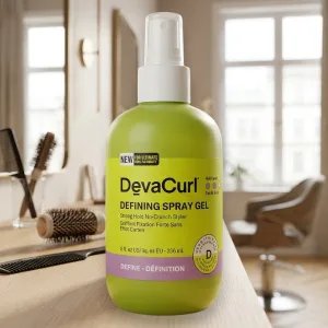 DevaCurl Erős Tartású, Ropogósságmentes Hajformázó Spray Gél – 236 ml (8 fl. oz.)