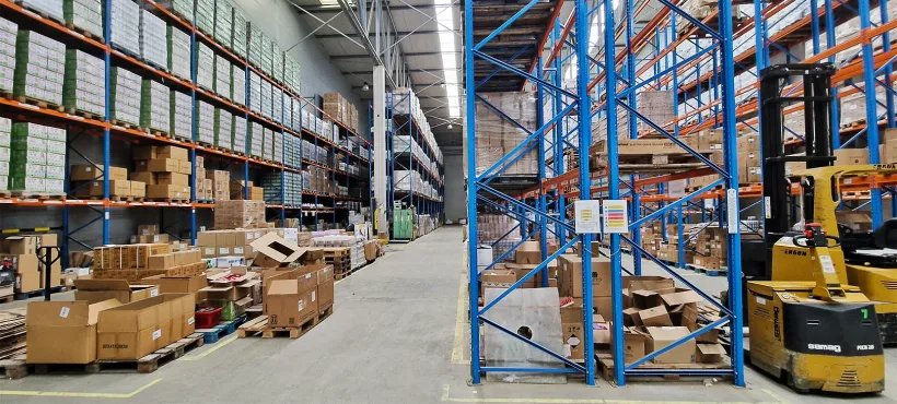 A VLShop szadai raktára, polcokon háztartási és drogériai termékekkel